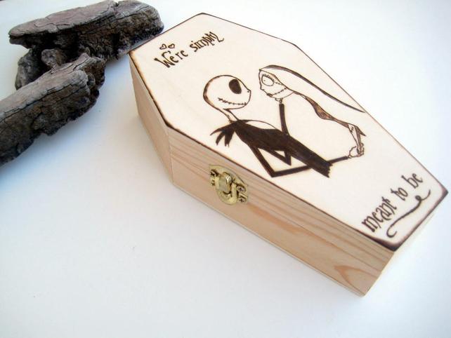 Coffin shape ring holder