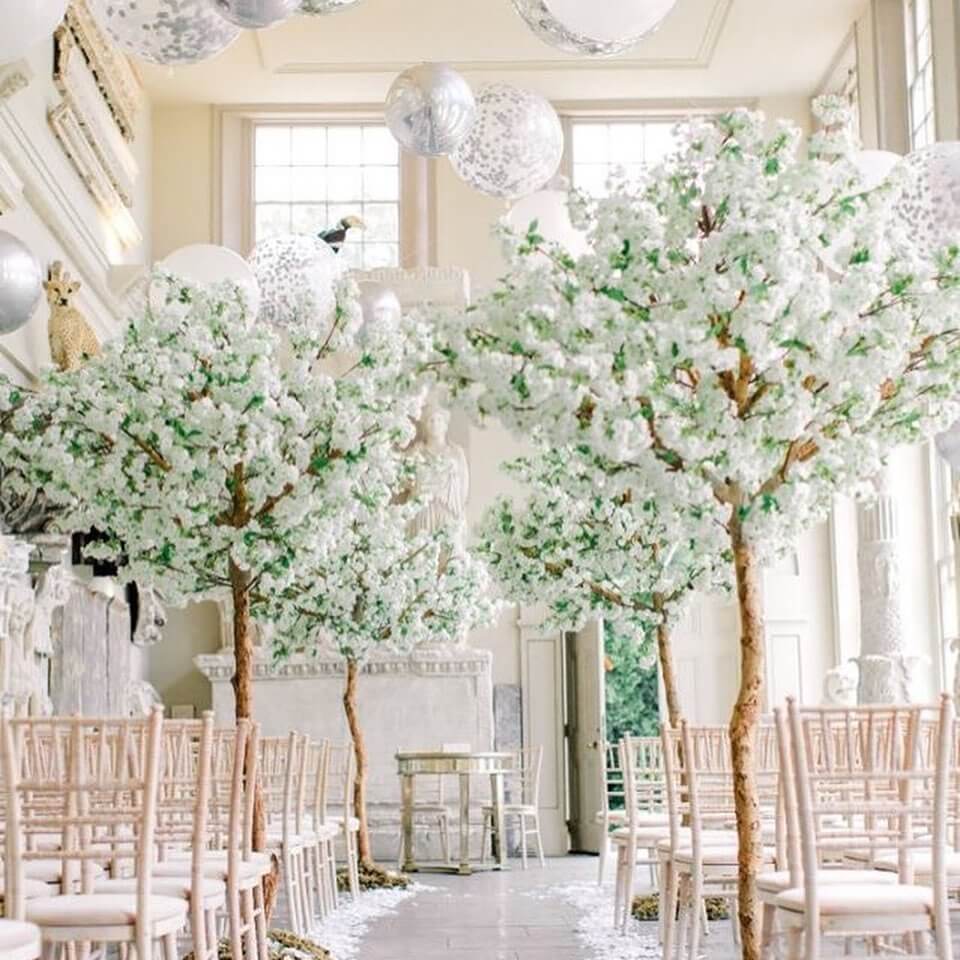 Huge balloons and oversize centerpieces for decoration