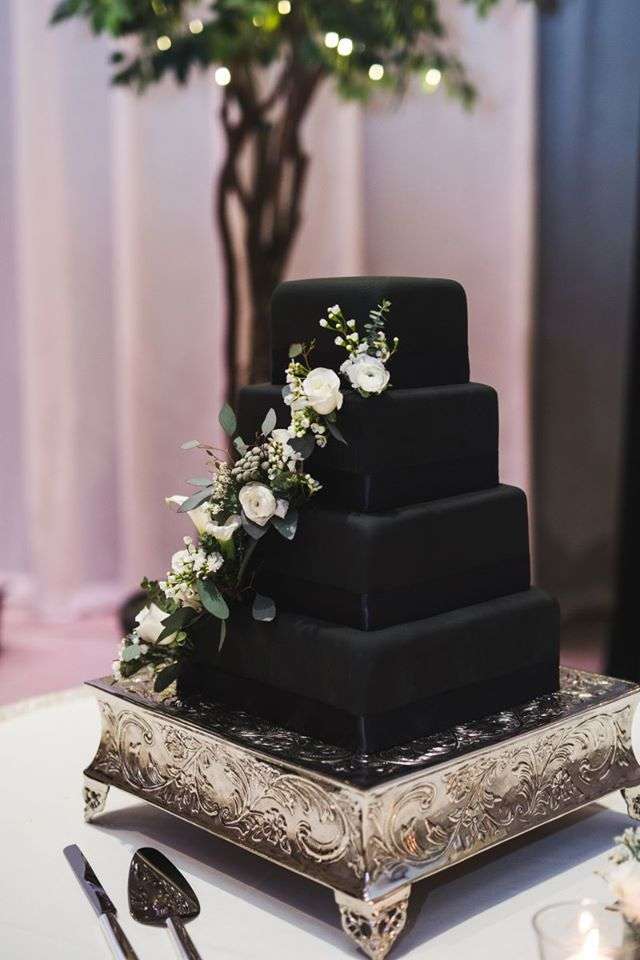 Black-cake-with-white-flowers