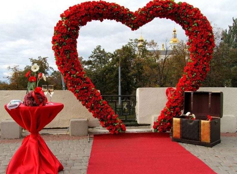 huge red roses heart shape wedding backdrop
