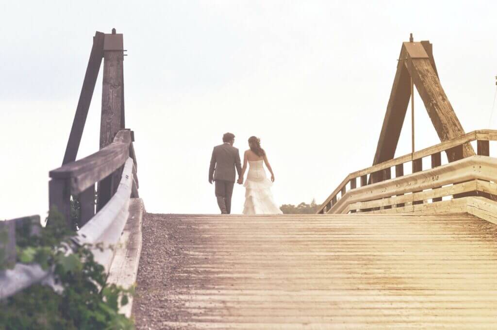 Couples walking a bridge in New Jersey wedding venue
