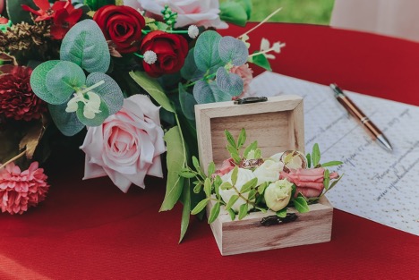 Guestbook & flowers for outdoor/backyard wedding